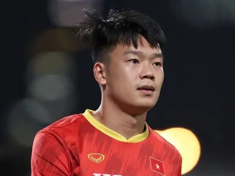 Trung vệ tuyển Việt Nam bỏ buổi tập để đón con đầu lòng