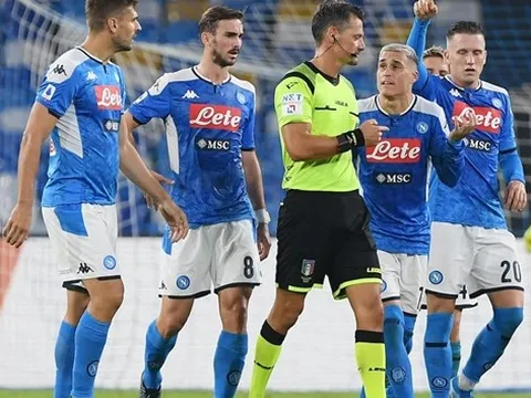 Trước “đại chiến” với Liverpool, nội bộ Napoli lại gây chuyện