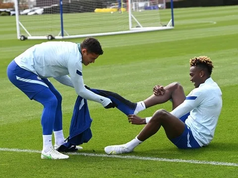 Khoảnh khắc khó đỡ của Thiago Silva và Abraham