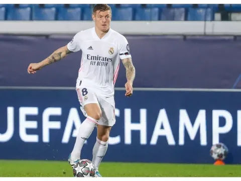 Trước thềm chiến Chelsea, Toni Kroos tiết lộ luôn tương lai Zidane mùa tới?