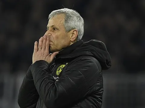 Favre như "ngồi trên lửa", ban lãnh đạo gửi tối hậu thư trước trận Barcelona