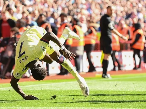 Trượt cỏ thất bại, sao trẻ Arsenal tiếp đất hài hước bằng đầu