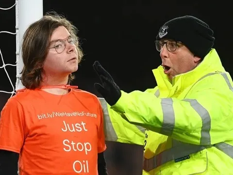 "Tự hủy" ngớ ngẩn, CĐV nhận án phạt cực nặng