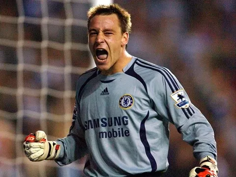 Từ Kane đến Terry: 10 thủ môn bất đắc dĩ nổi tiếng của làng túc cầu