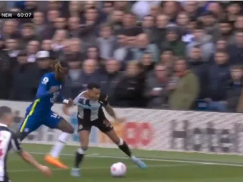 Tuchel nổi nóng với trọng tài, Chalobah túm cổ áo đối phương