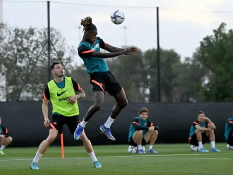 Tuchel tiếp tục vắng mặt, Saul không khoan nhượng trong buổi tập Chelsea