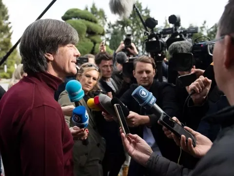 Tuyển Đức ngã quỵ vì chấn thương, "thống soái" lạnh lùng phản bác bất ngờ