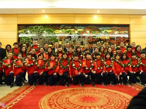 Tuyển nữ Việt Nam về đến sân bay Nội Bài