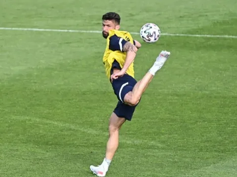 Tuyển Pháp chơi trò lạ, Griezmann đè đồng đội sấp mặt