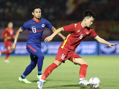 Tuyển Việt Nam đấu Singapore trên sân cỏ nhân tạo ở AFF Cup