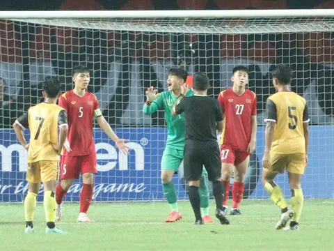 Thủ môn U19 Việt Nam nhận thẻ đỏ, HLV Đinh Thế Nam nói gì?