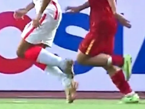 U20 Việt Nam chịu phạt đền sau pha tự vấp chân của đối thủ