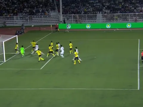 U22 Malaysia bị hạ gục bởi pha đá phạt "đặc biệt dị thường"