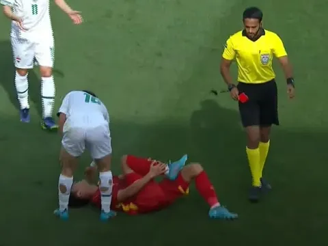 Trọng tài đổi ý, không rút thẻ đỏ cho cầu thủ Iraq chơi xấu Tuấn Tài