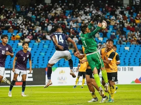Hạ Philippines, U23 Campuchia đặt một chân vào bán kết
