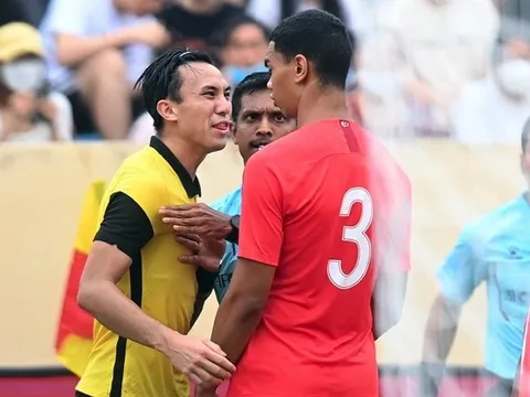 U23 Singapore - Malaysia tranh cãi nảy lửa trên sân Thiên Trường