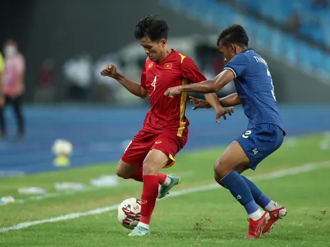 Người hùng U23 Việt Nam tặng cúp vàng cho người hâm mộ