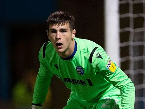 17 tuổi, thủ môn Hạng 3 Anh đã khiến cả City và Spurs thèm khát