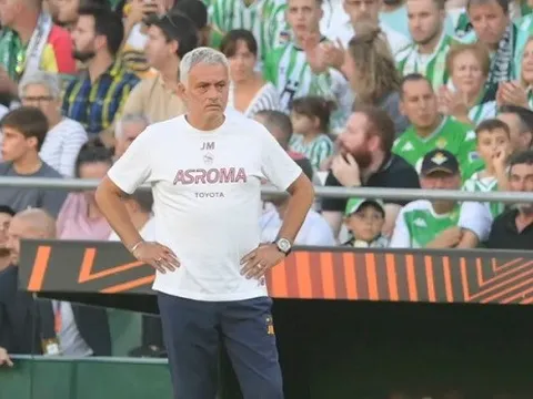 Mourinho 'sấy tóc' học trò trong phòng thay đồ