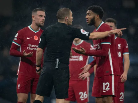 Joe Gomez 'biếu' penalty, đội trưởng Liverpool phản ứng thế nào?