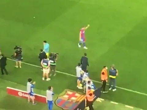 Fan Barca đồng loạt đứng dậy vỗ tay tạm biệt De Jong