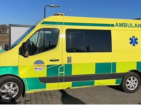 Tuyển thủ Ba Lan mua xe cứu thương dùng cho trẻ em Ukraine