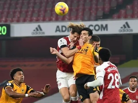 XONG! Wolves báo tin khủng khiếp về Jimenez sau pha va chạm với Luiz