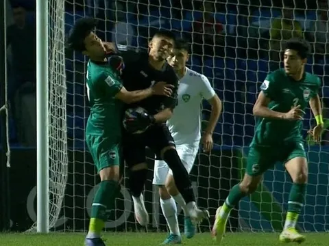 Thủ môn U23 Uzbekistan nhận thẻ đỏ sau pha đánh cùi chỏ