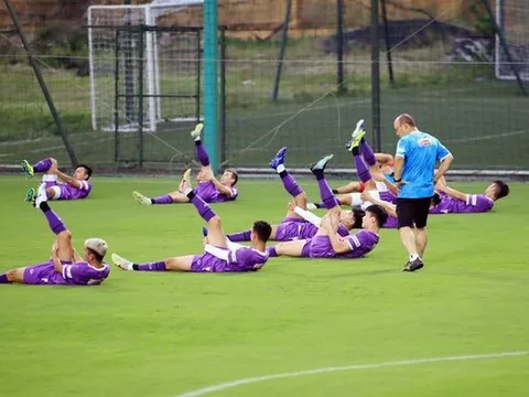 V-League tạm hoãn, thầy Park buồn ít, vui nhiều