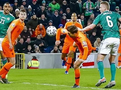 Trung vệ Hà Lan liên tục để bóng chạm tay: 'Tôi đã tiếp thu từ De Ligt'