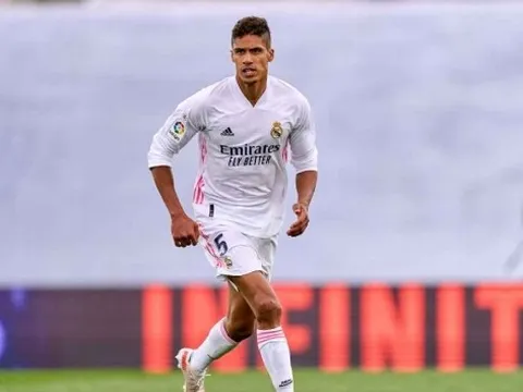 Xác nhận Man Utd đạt thỏa thuận HĐ với Varane