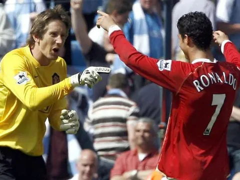 Van der Sar phấn khích mừng Ronaldo trở lại M.U