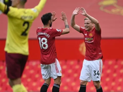 Van de Beek có đường kiến tạo đầu tiên, Fernandes gửi thông điệp