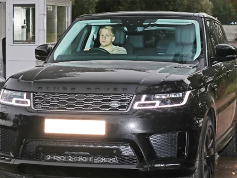 Van de Beek khoe "xế xịn", Pogba được vợ chở đến Carrington tập luyện