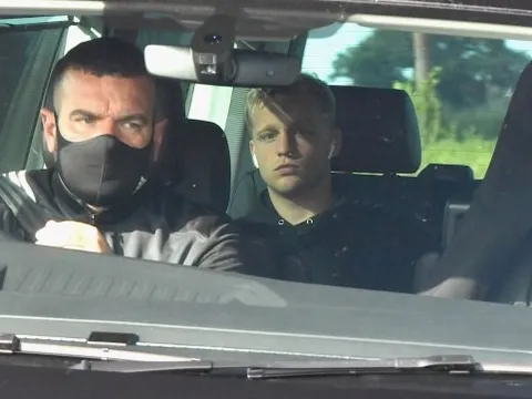 Van de Beek và dàn sao M.U lộ hình ảnh chán nản sau trận thua muối mặt