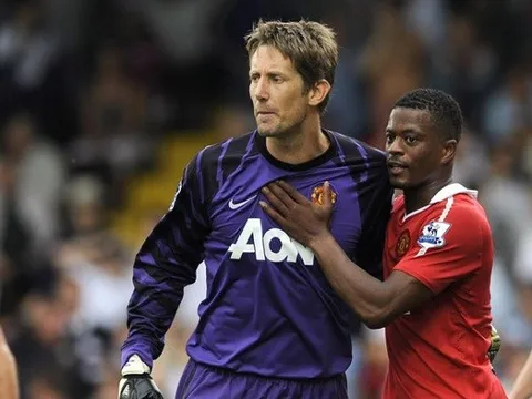Van der Sar nhắn Evra: 'Lúc nhỏ ai kém nhất sẽ phải làm thủ môn và hậu vệ trái'
