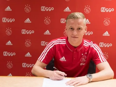 Van der Sar phá vỡ im lặng, lộ mức lương của Van de Beek tại Man United