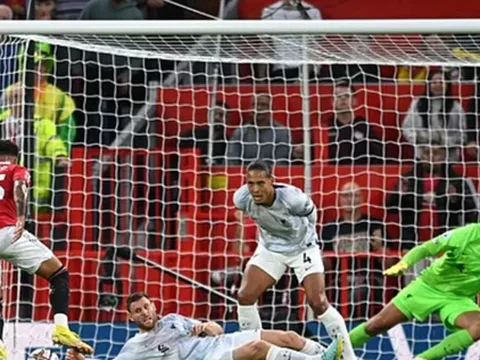 Carragher chỉ ra điểm yếu chết người của Van Dijk