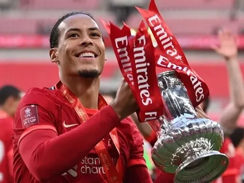 Van Dijk giải thích lý do rời sân trước Chelsea