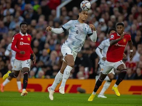 Van Dijk hoá "gã hề" vì sở trường của chính mình