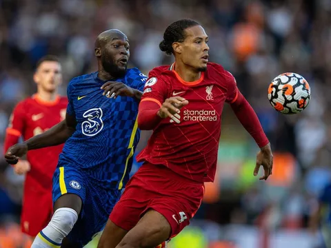 “Van Dijk là một con quái thú. Các cầu thủ trẻ cần học hỏi anh ấy”