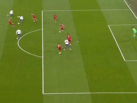 Van Dijk rất nhanh nhưng không đỡ nổi 'thánh nhọ' Liverpool
