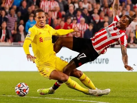 “Van Dijk trừng mắt với các đồng đội”