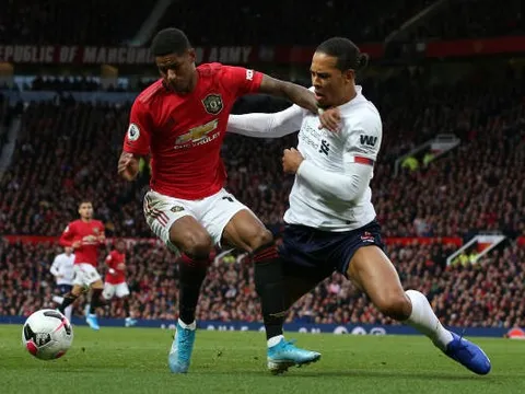 Van Dijk trượt té, CĐV Liverpool chúc mừng: "Man Utd vô địch"