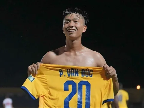 Văn Đức lập siêu phẩm giúp SLNA lên ngôi đầu bảng