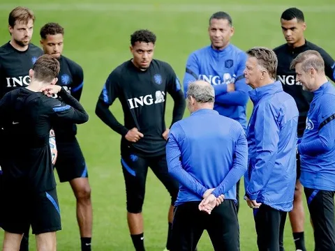 Van Gaal lần đầu tiên tái xuất sân cỏ sau khi rời M.U