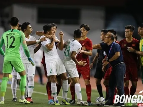 Văn Hậu "cục súc", kẹp cổ khiến cầu thủ U22 Indonesia sợ xanh mặt
