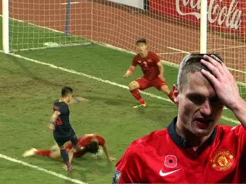 Văn Hậu "hóa thân" thành huyền thoại Man Utd, dùng đầu cản đối thủ sút bóng