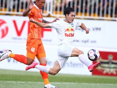 Văn Toàn kiến tạo + ghi bàn, HAGL đánh bại Bình Định tại Pleiku