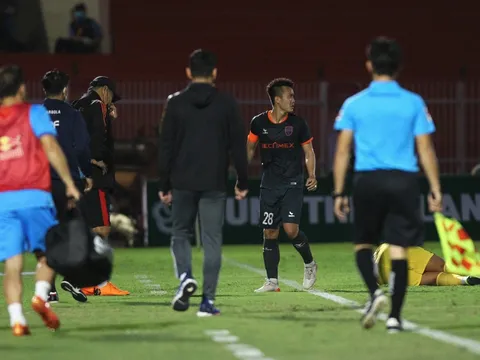 Văn Vũ nhận thẻ đỏ sau pha thúc chỏ ngoại binh HAGL